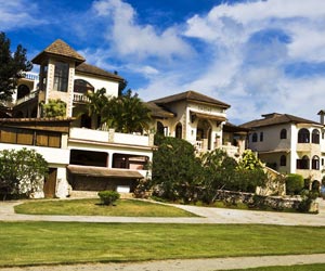 &nbsp; &nbsp; &nbsp; &nbsp; 住宅，人居住的空間，家的載體，容納了一個家庭的生活與休憩。現(xiàn)代住宅多追求精裝華麗，而住宅的最本質的功能往往被忽略。因此，有必要追溯住宅的進化史，解析住宅最根本的意義，創(chuàng)造更舒適的住宅。&nbsp; &nbsp; &nbsp; &nbsp; 第壹代：&nbsp; &nbsp; &nbsp; &nbsp; 舊石器時代，利用天然山洞作為棲身之所，僅能起到遮風避雨的作用。&nbsp; &nbsp; &nbsp; 第貳代：新石器時代，利用黃土層為墻壁，用木構架、草泥建造半穴居住所，進而發(fā)展為地面上的建筑，并形成聚落。&nbsp; &nbsp; &nbsp; &nbsp;第叁代：西…